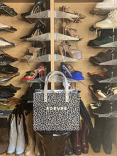 Load image into Gallery viewer, Sœurs Medium Tote
